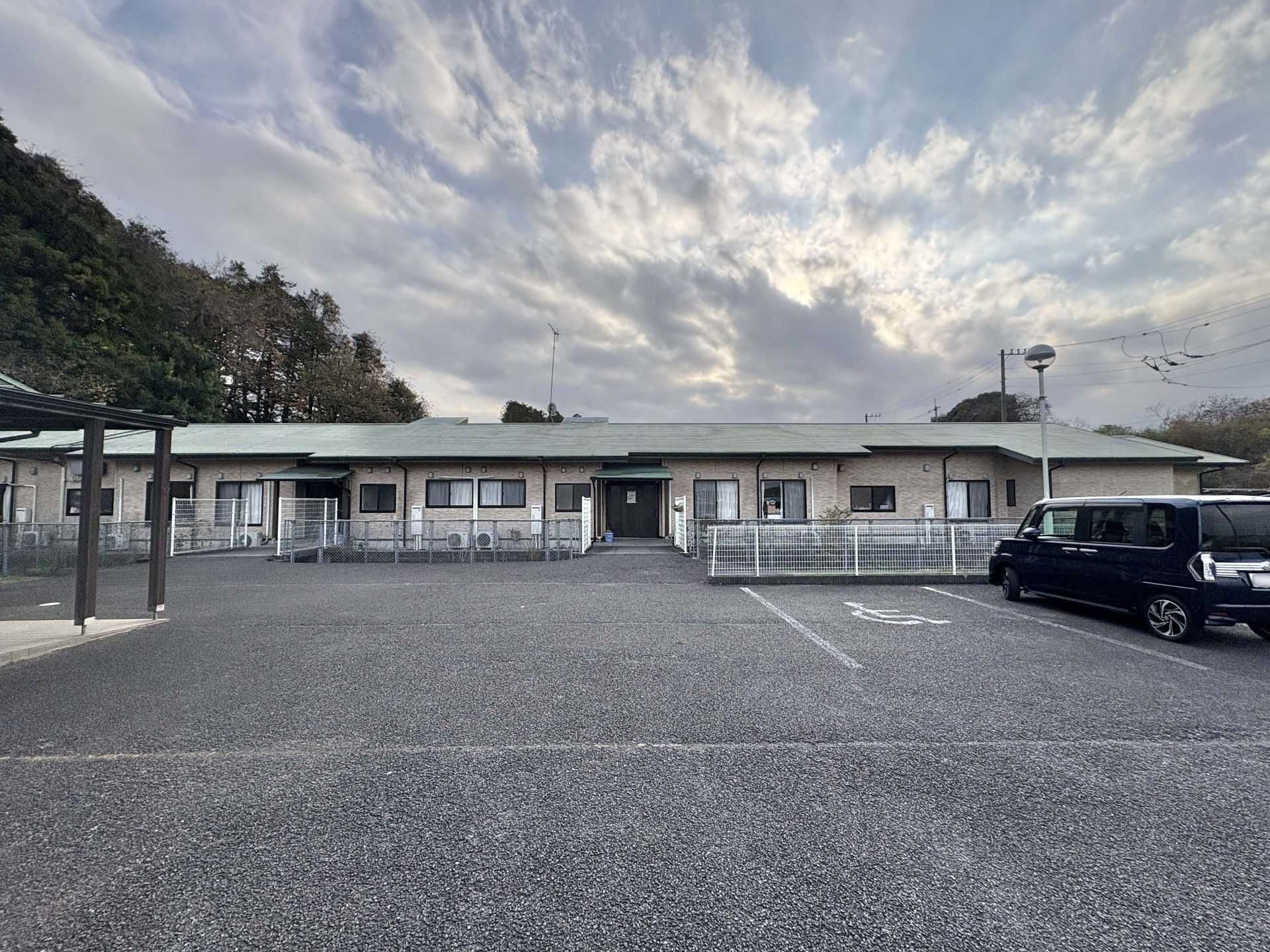 広い駐車場の建物