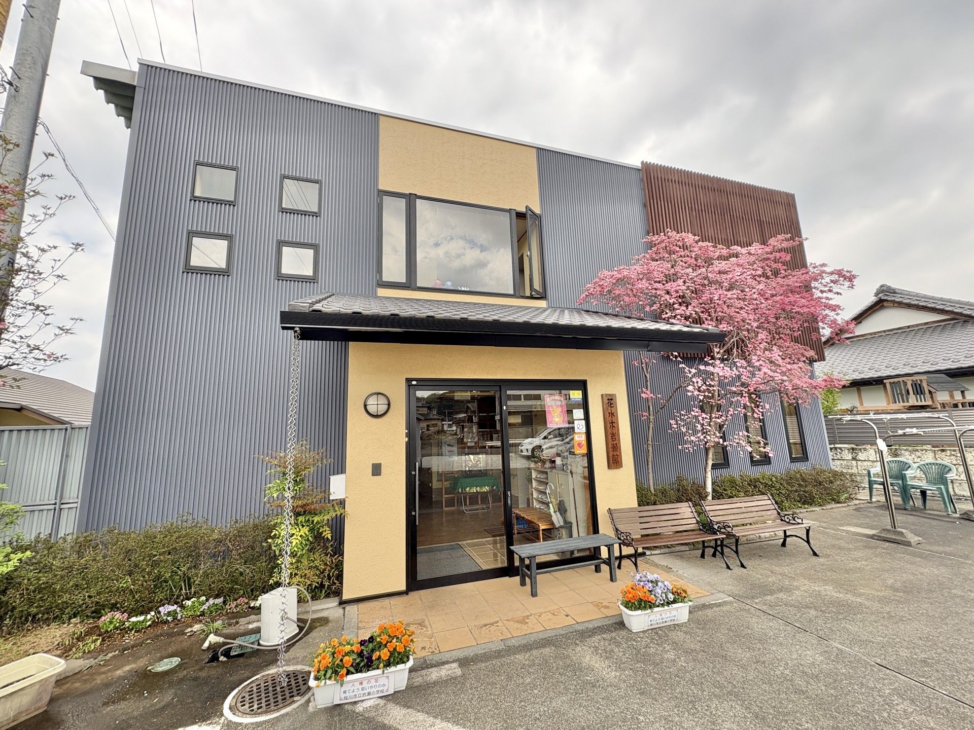 桜の木がある建物の外観
