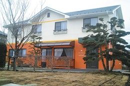 色鮮やかな外壁の建物外観