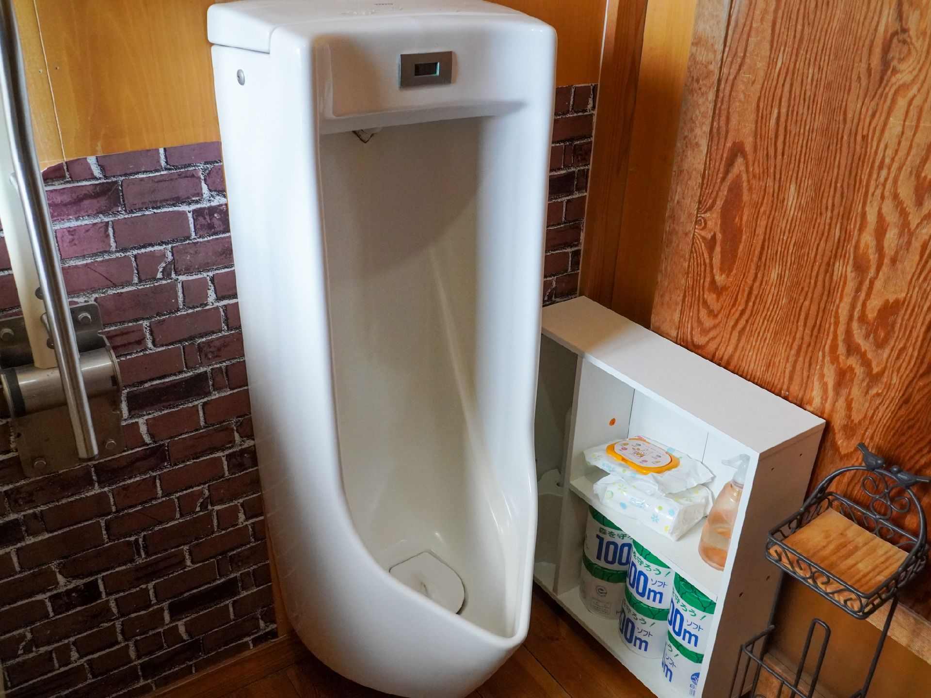 手すりを備えた男性用便器
