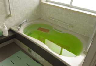 緑茶風呂の浴槽