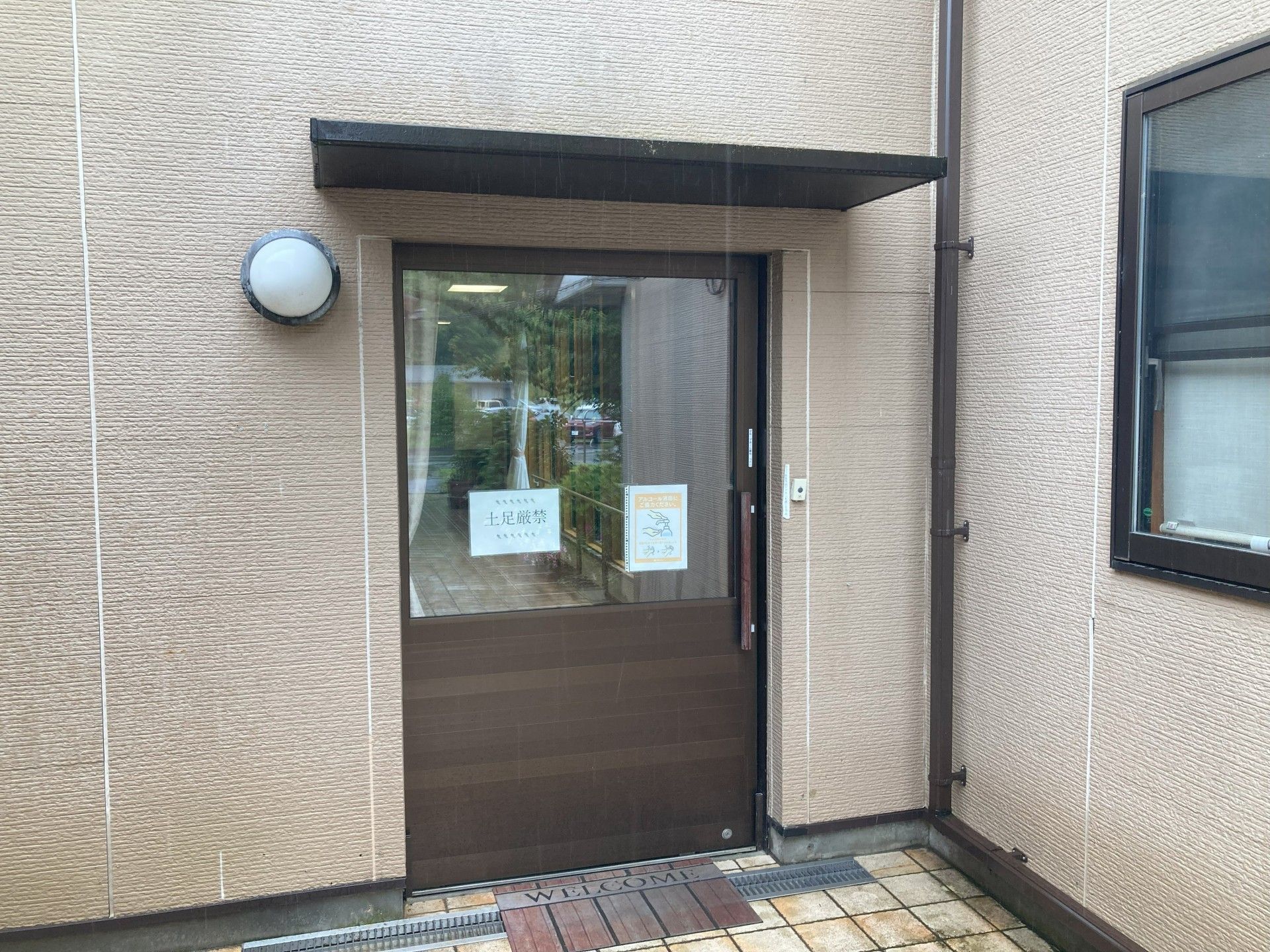 落ち着いた玄関の様子