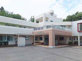 明るい外観の建物入口