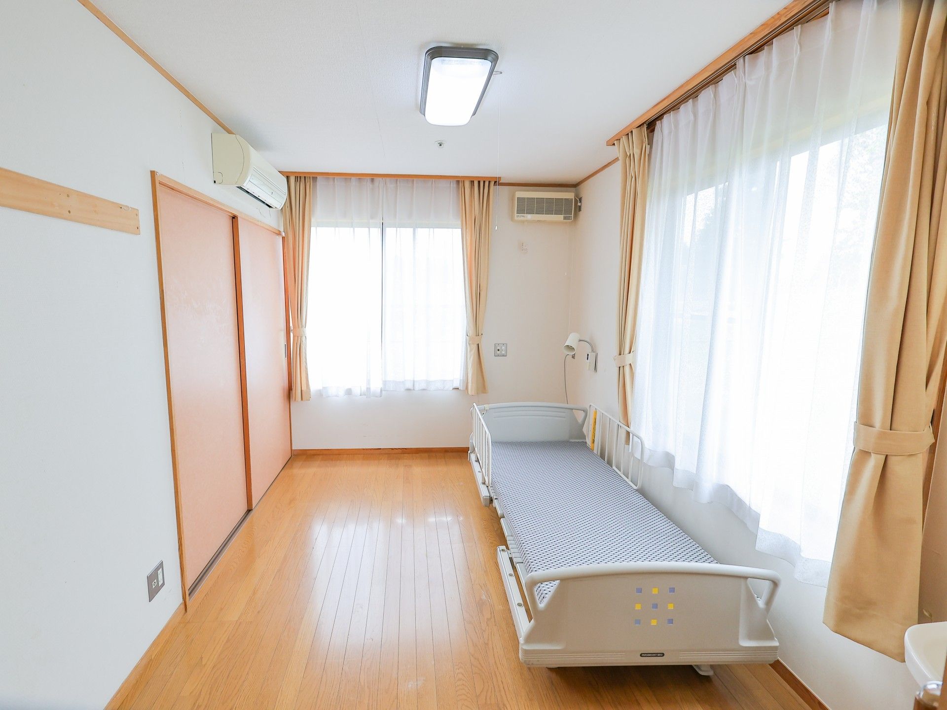 明るい個室のベッド