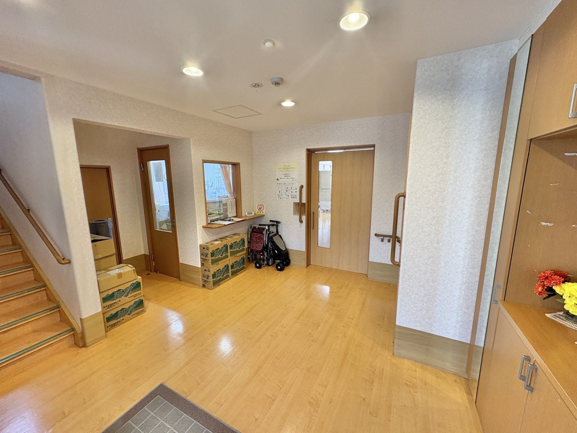 明るい廊下と階段