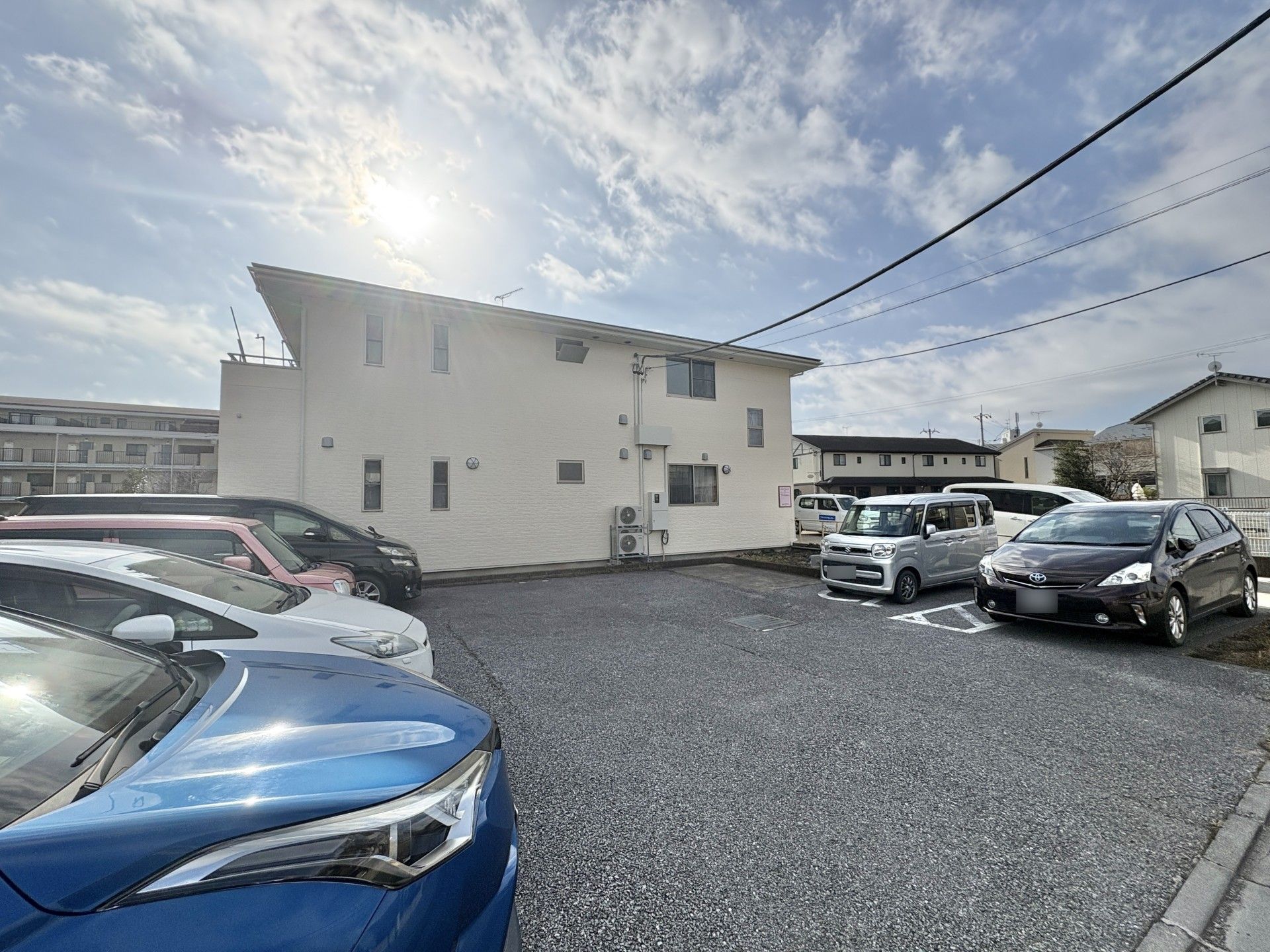 駐車場と建物の外観