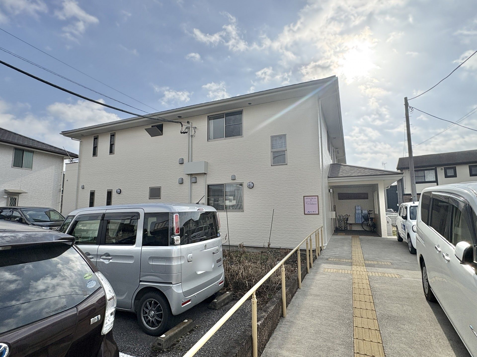 白い建物の外観