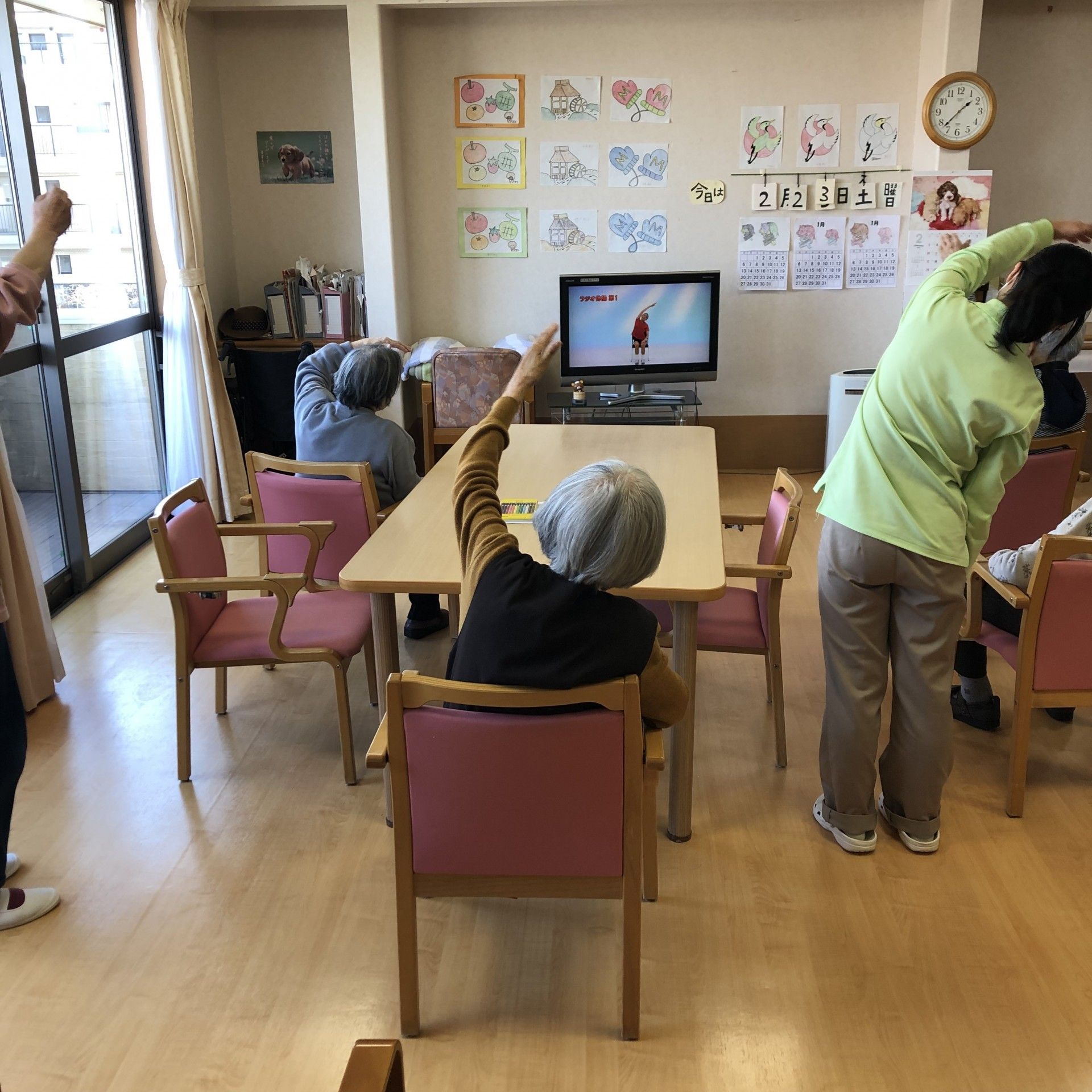 活動する高齢者の共有スペース