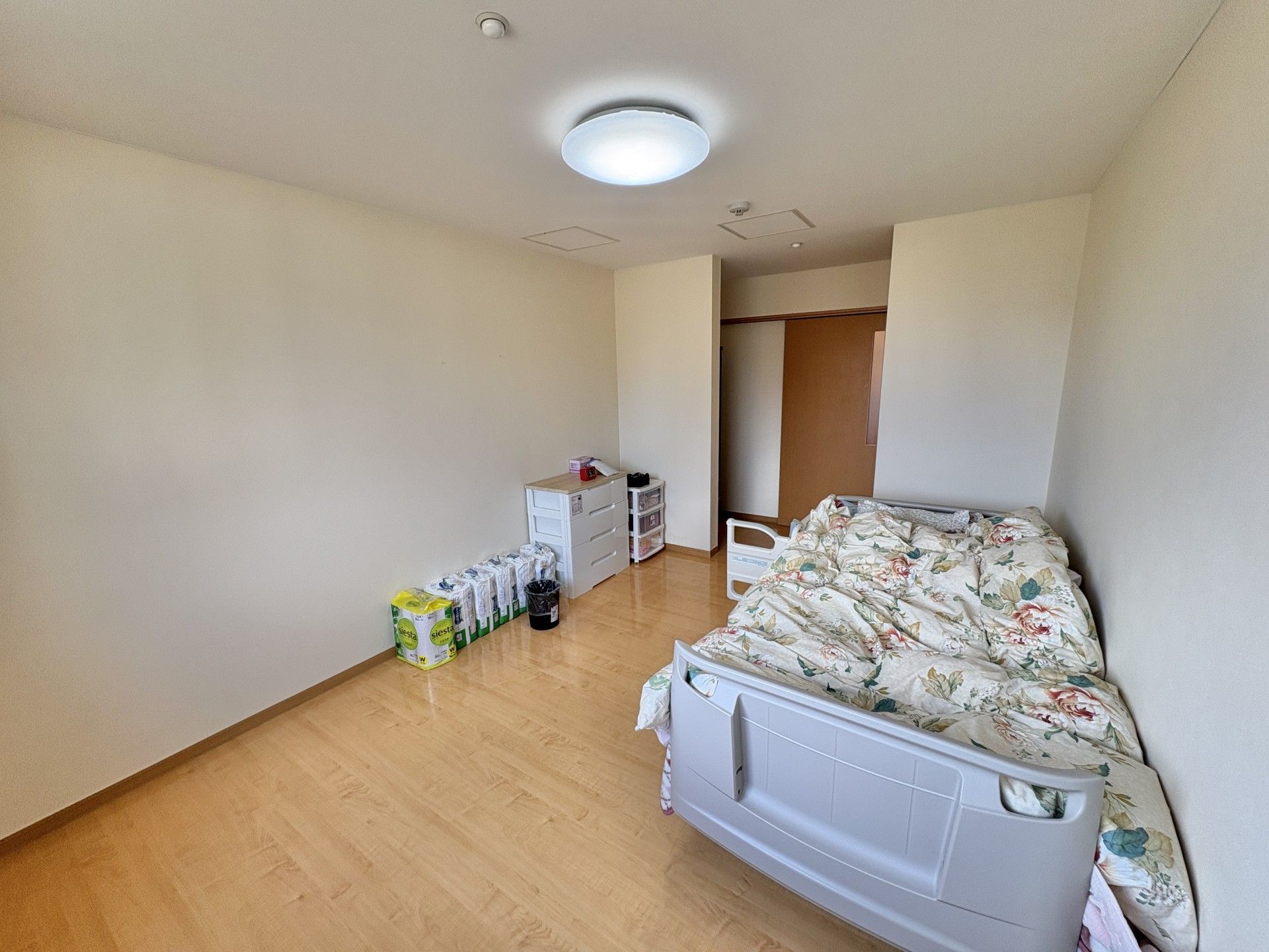 シンプルな個室の様子