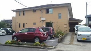 ゆったりとした外観の建物