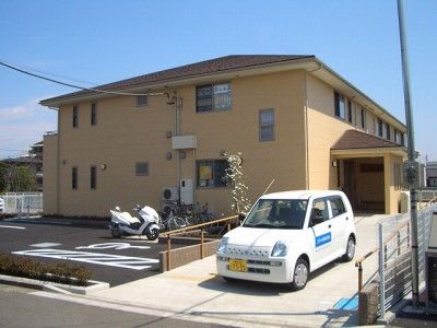 明るい外観の建物