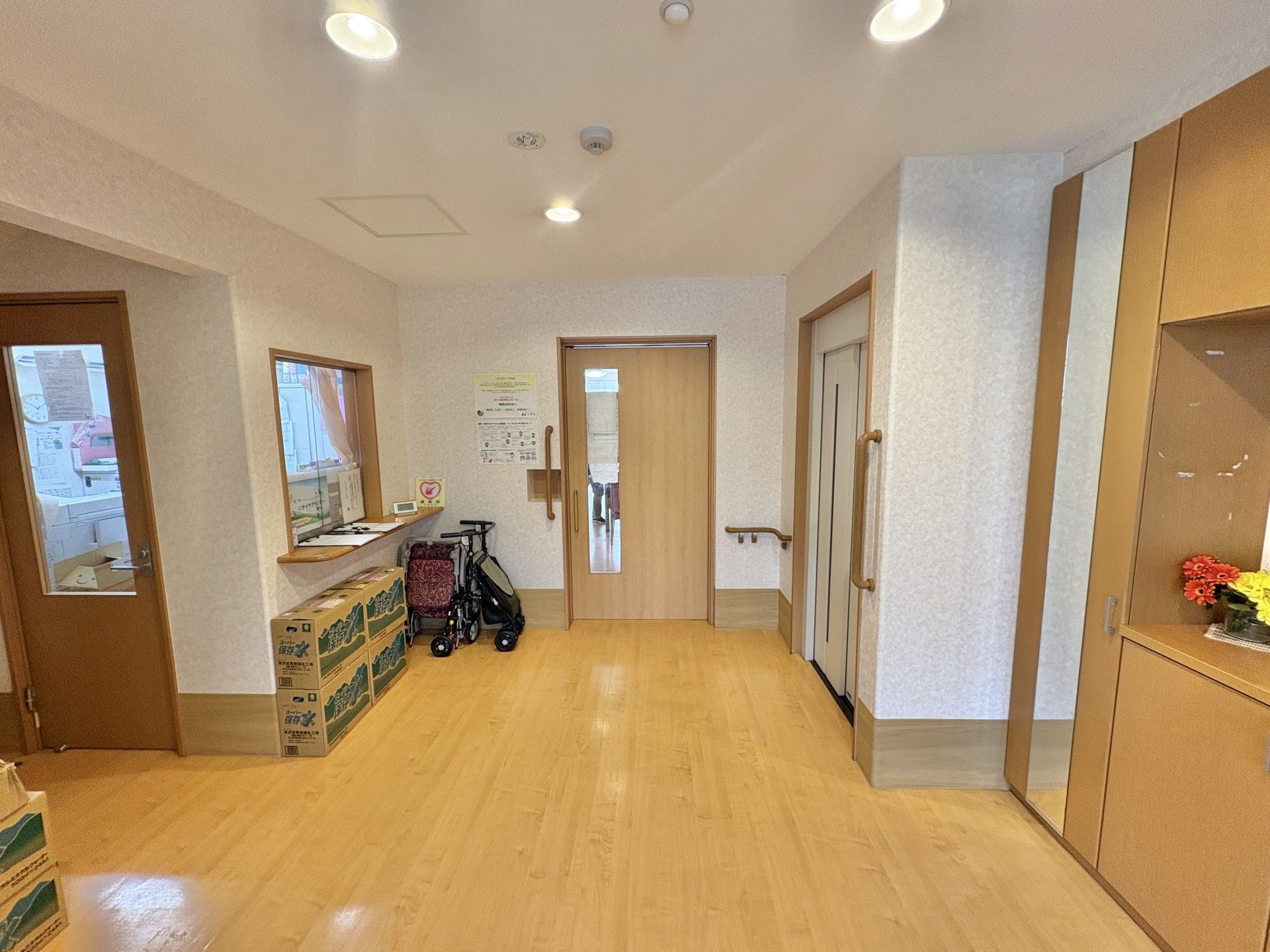 明るい廊下と出入口