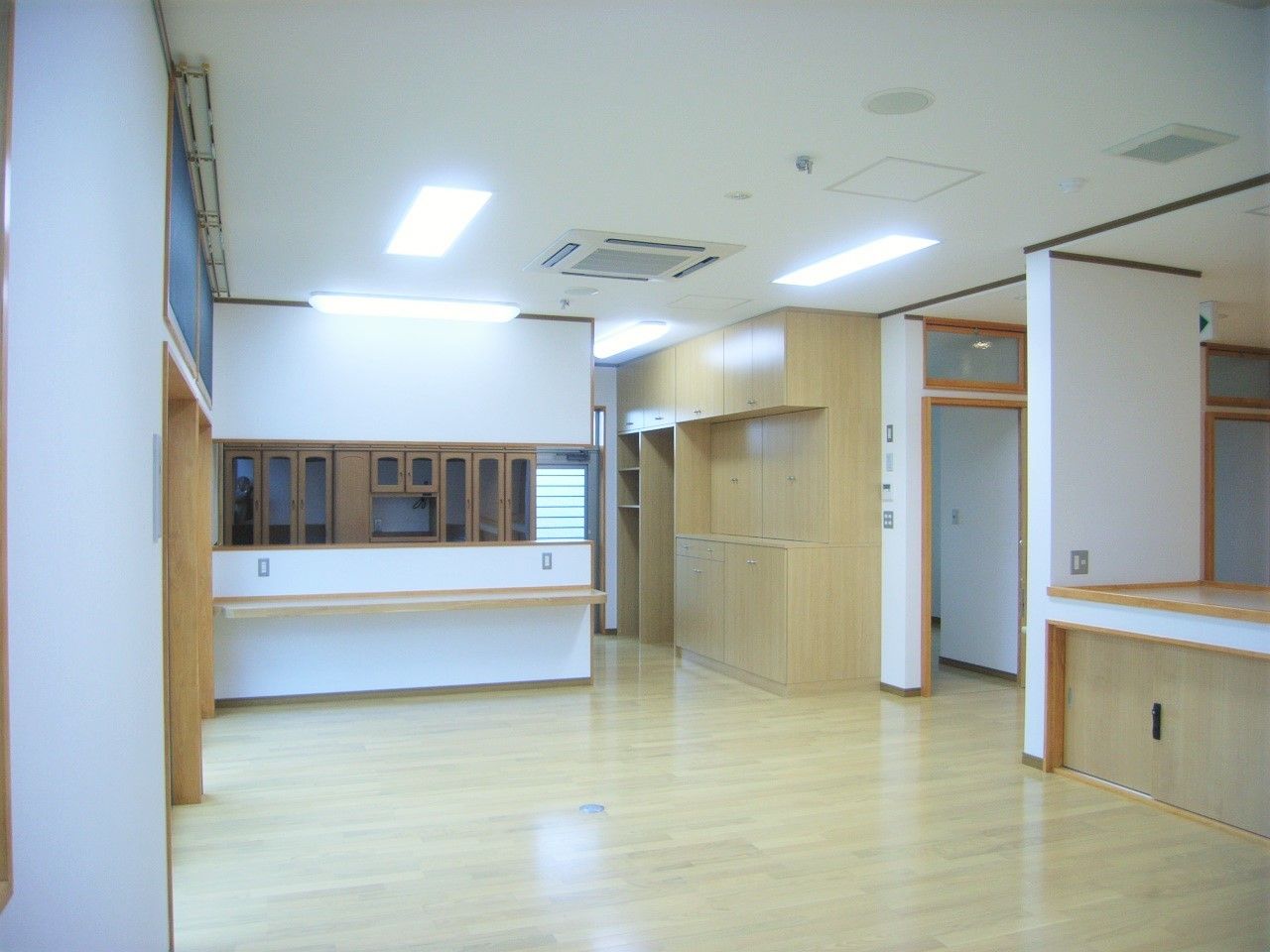 対面式キッチンからはリビング全体を見渡すことができる。まだ家具は置かれていない。