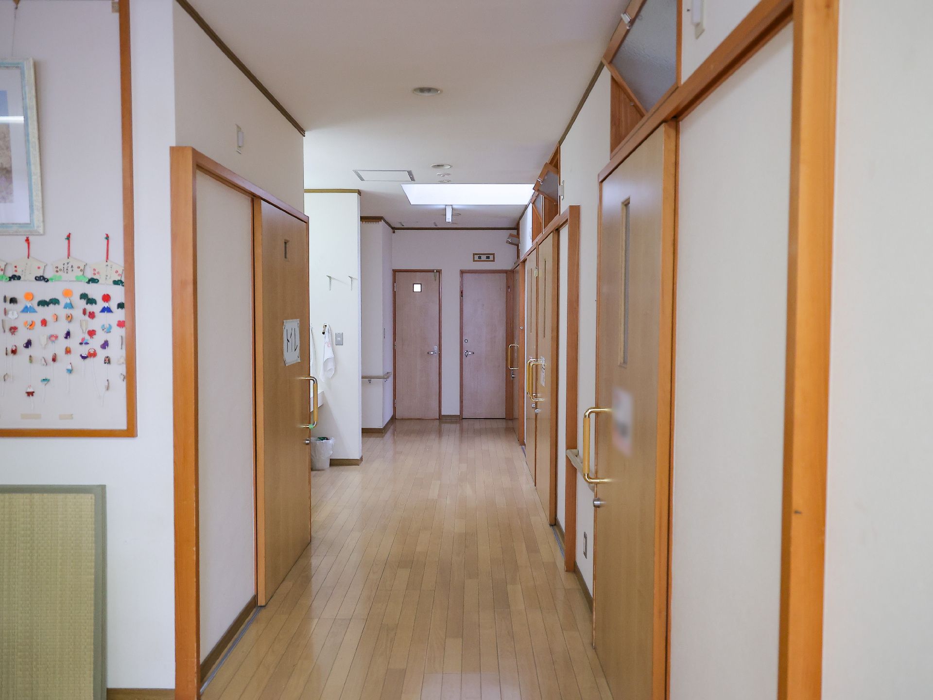 車椅子ですれ違うことが可能なほど広く、入居者が快適に移動できる廊下