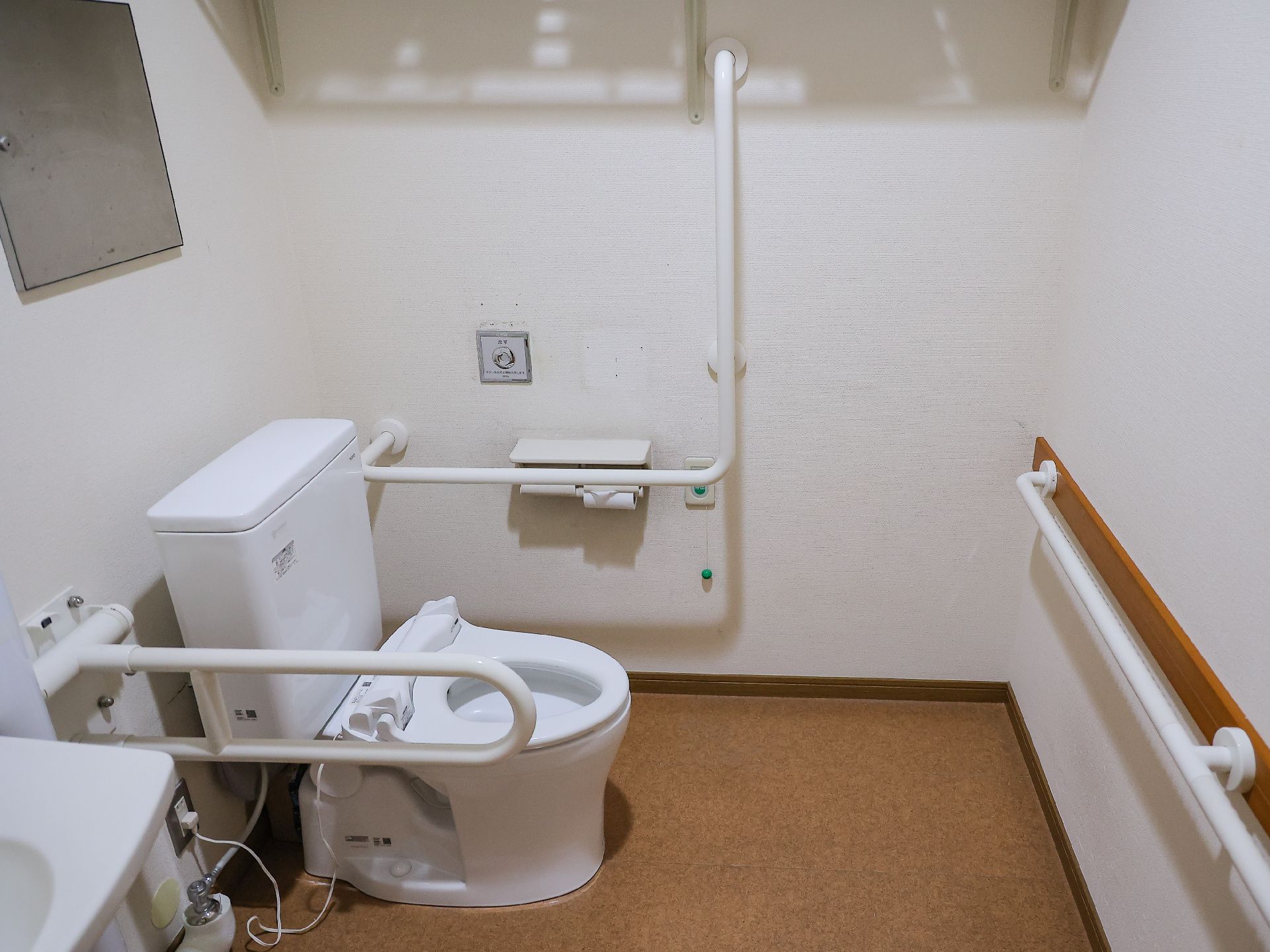 高齢者が使うことを配慮して手すりが設置されているトイレ