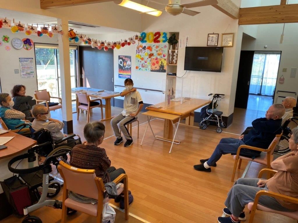 散歩中のご入居者様と介護スタッフ
