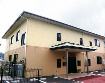 ゆったりとした外観の建物