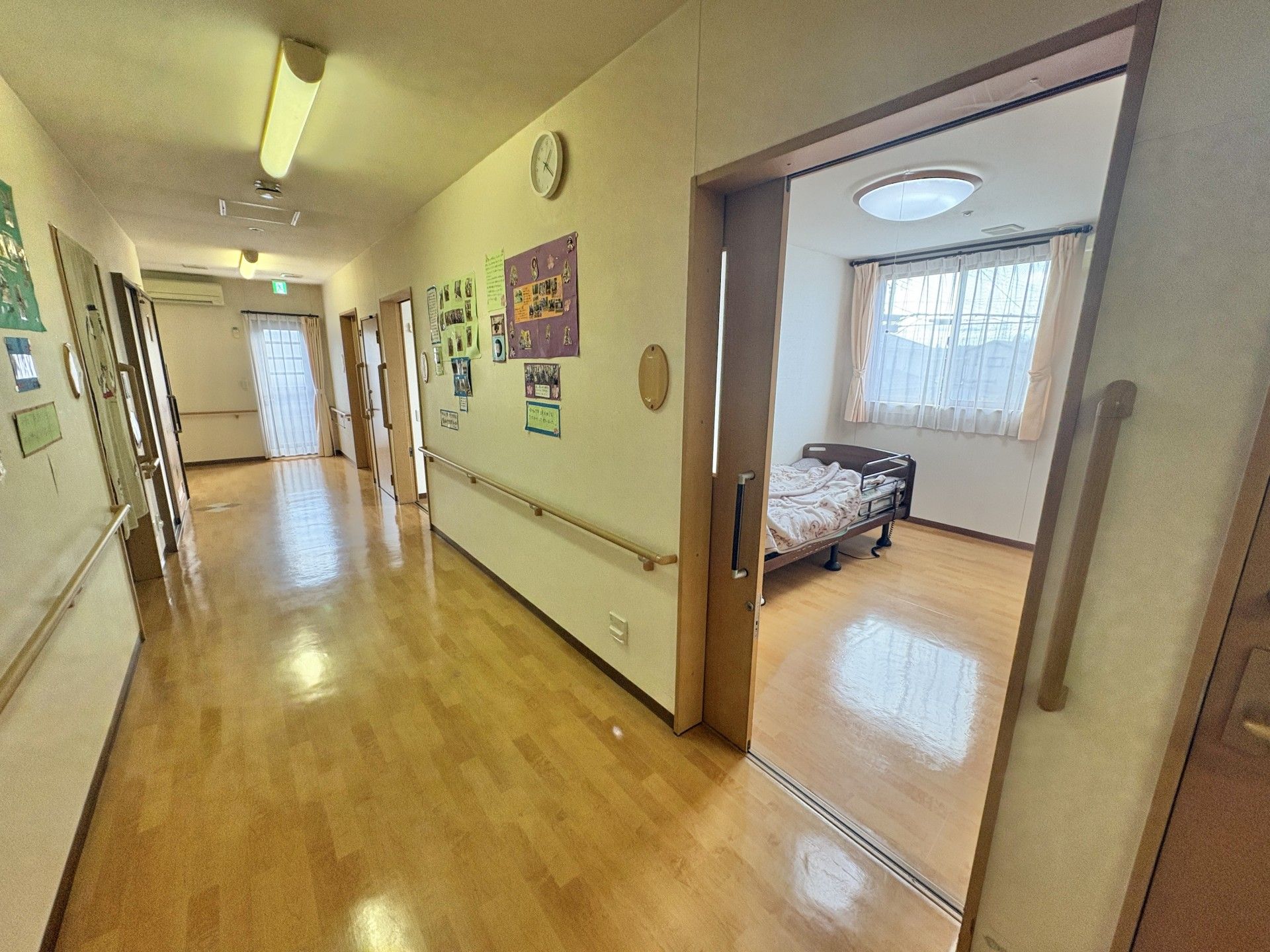 明るい廊下と居室