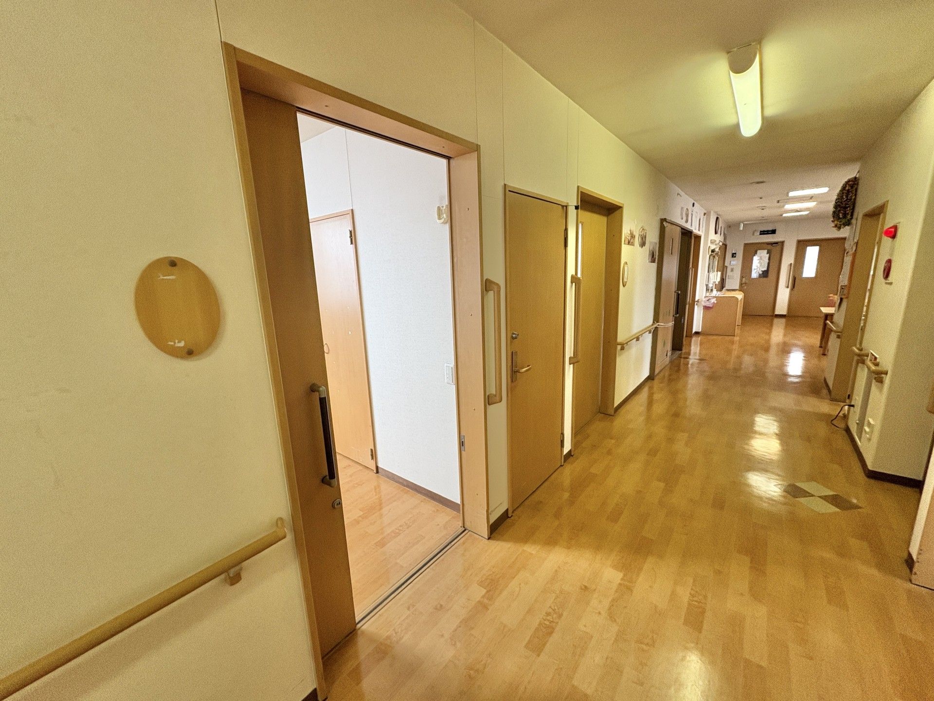 明るい廊下と部屋の入口