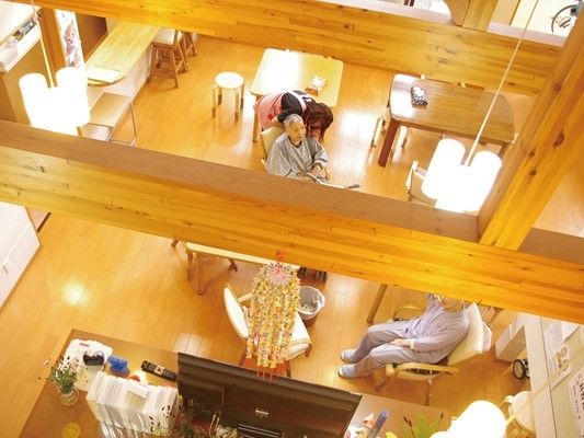 天井から見下ろした施設内のリビング。梁が見えるデザインの施設内の様子
