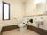 広々としたトイレには手すりを便器の両側に取り付けており、安全に利用することができる。独立した洗面台を設置している。