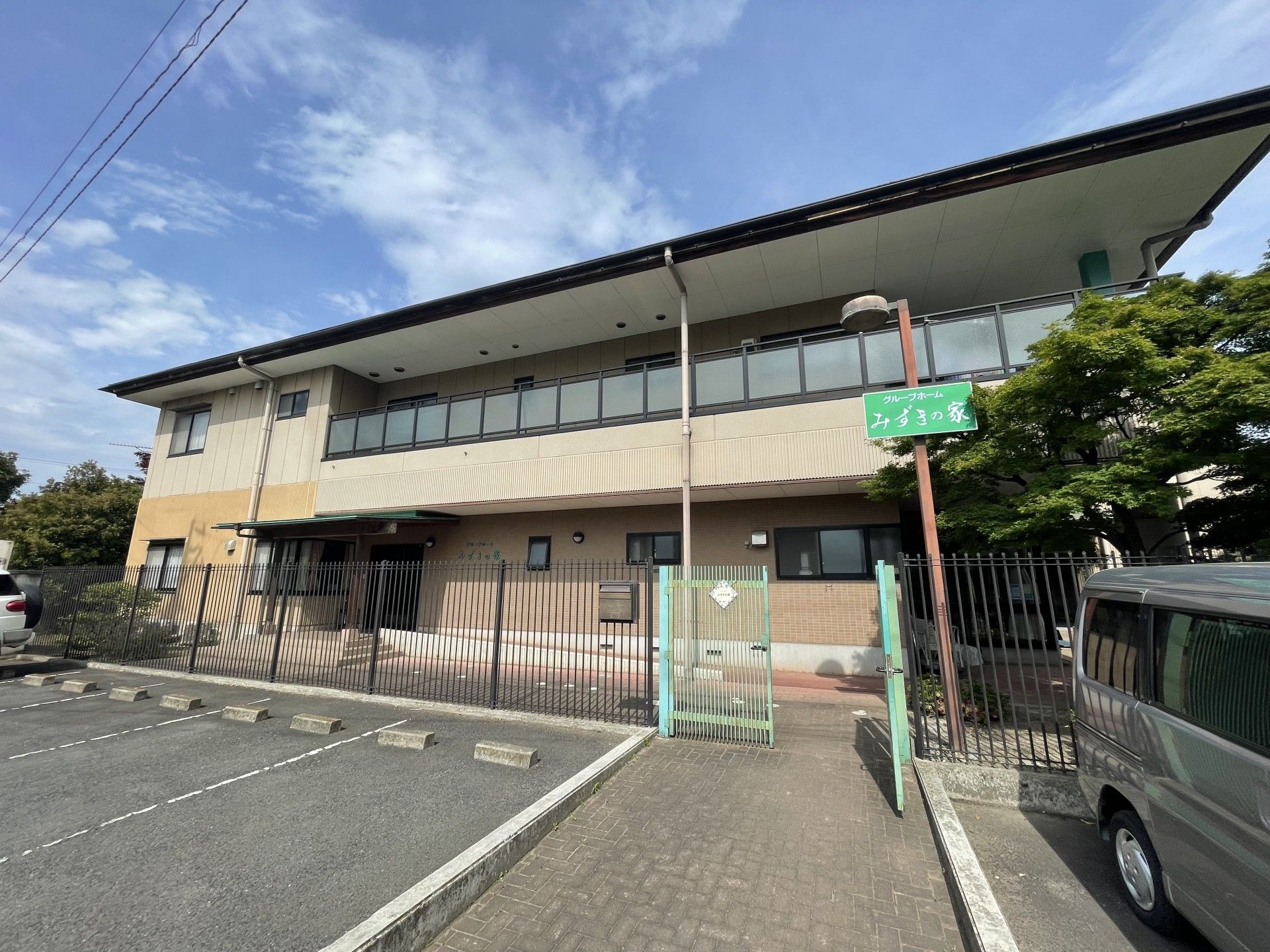 ゆったりとした外観の建物