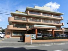 明るい外観の建物
