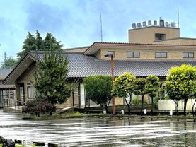 雨の日の施設外観