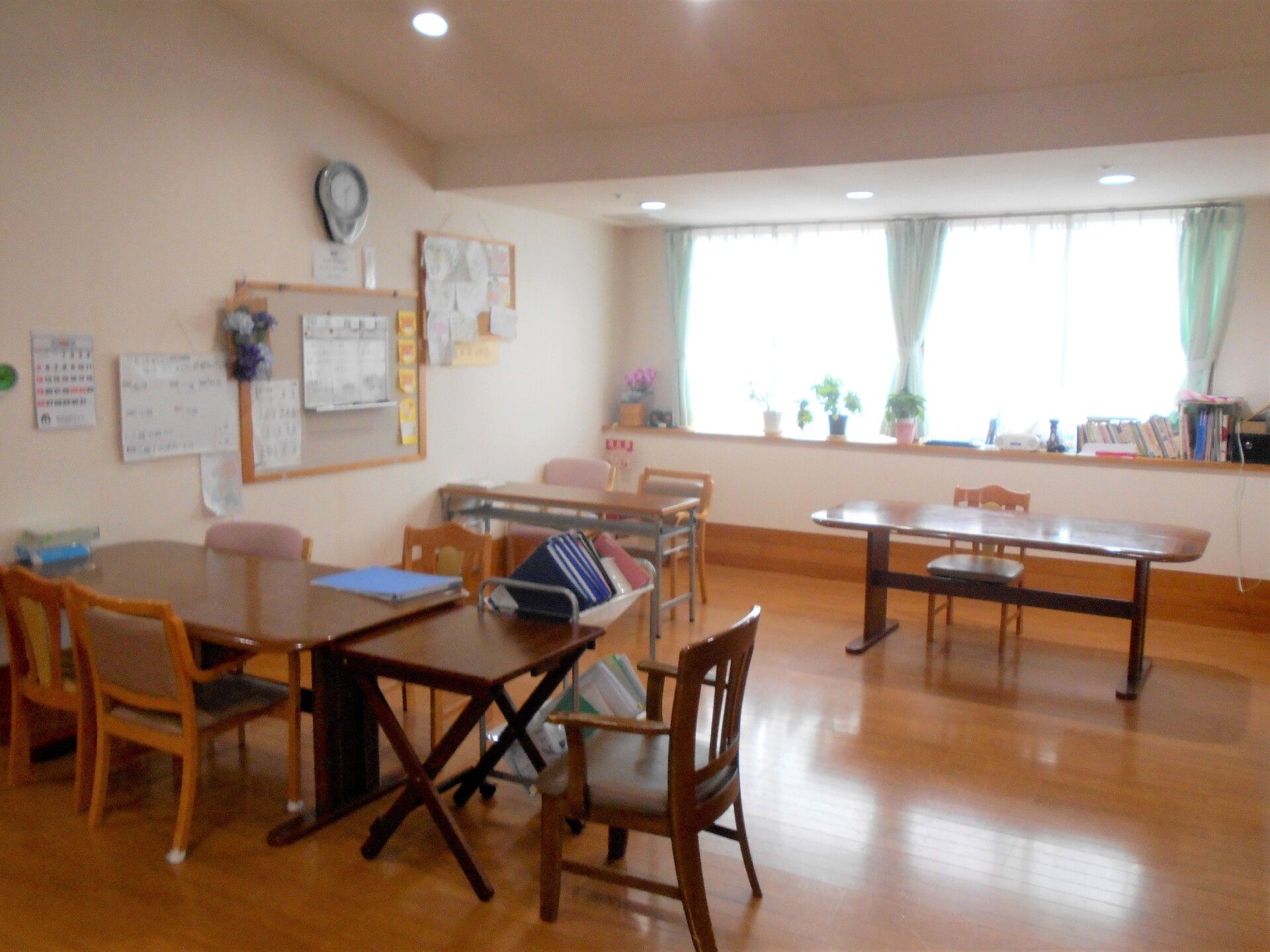 玄関に階段や手すり付きのスロープが付いた平屋建ての建物。外壁にはホーム名が書かれ、アットホームな雰囲気。