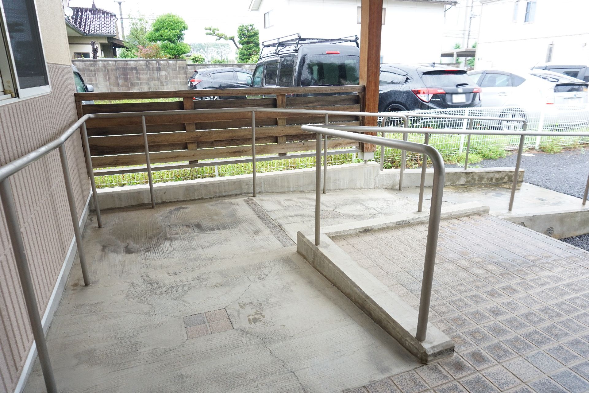 車いす・杖を使用している方が移動しやすいように設置されているスロープ