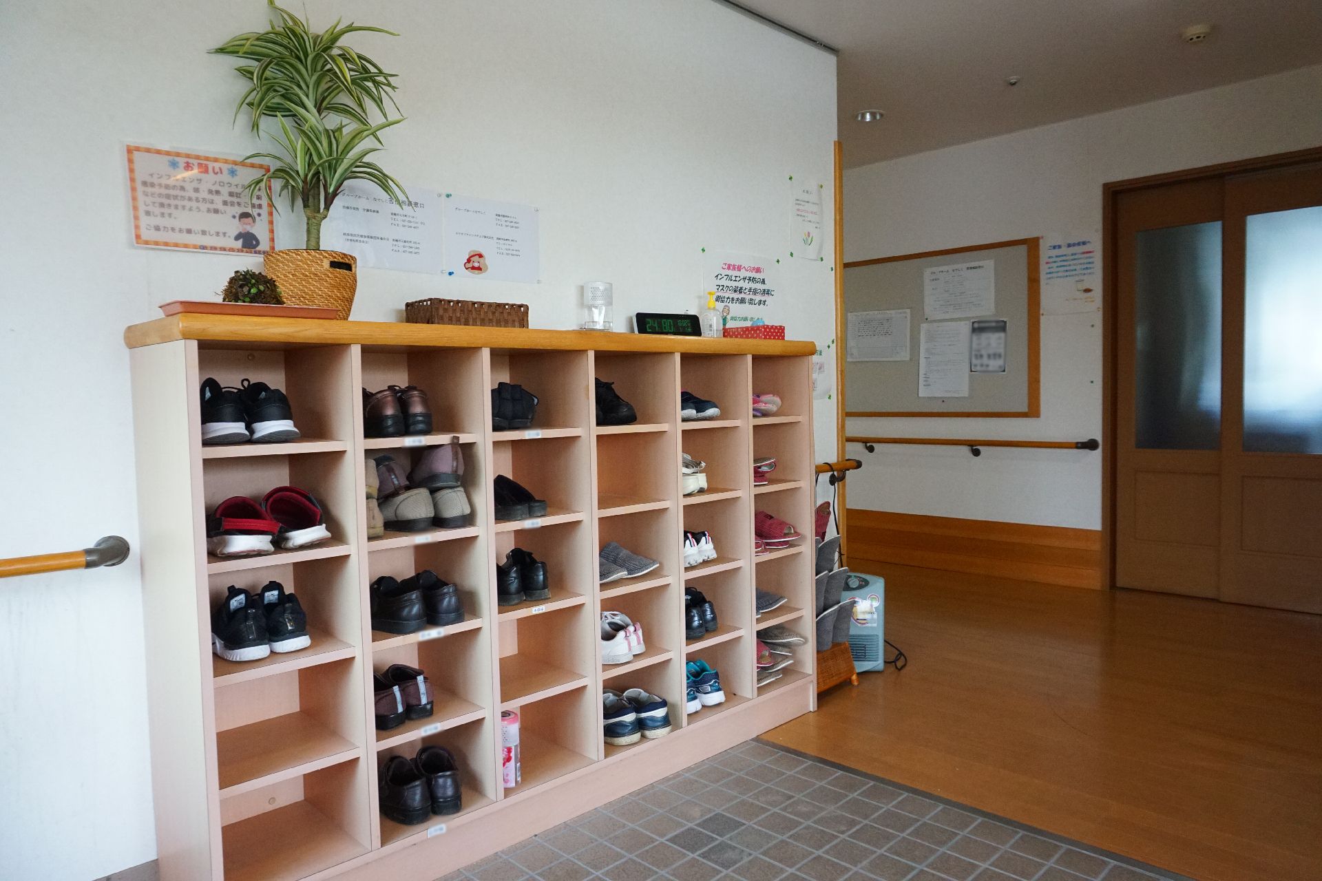 玄関部分に設置され、入居者の外履きが置かれている下駄箱