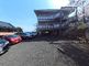 桜が咲く駐車場の風景