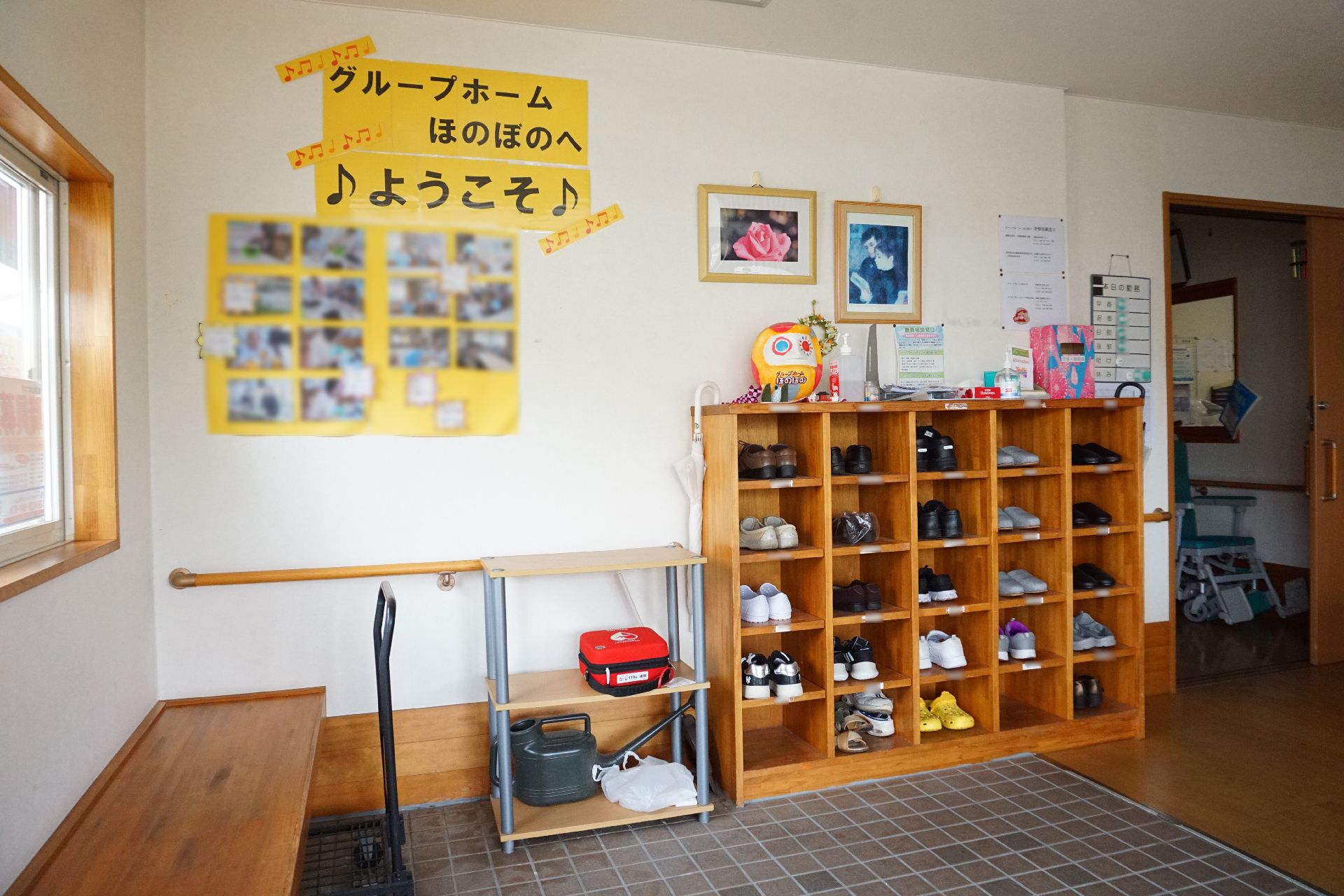 入居者の下駄箱が置かれ、ようこその文字が目に入るエントランス