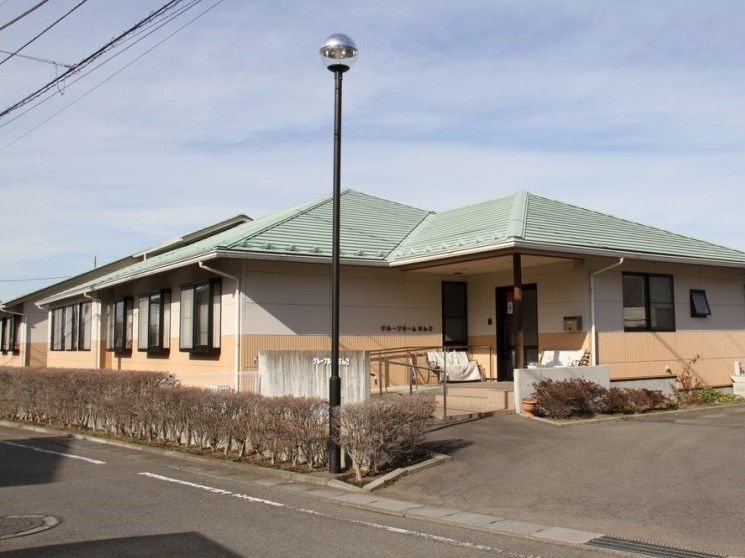 平屋建てで圧迫感がない建物の様子。広めのスペースに建てられている施設の外観