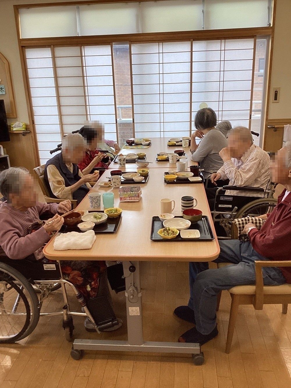 テーブルが置かれ、それを挟むように椅子が置かれている共有スペース