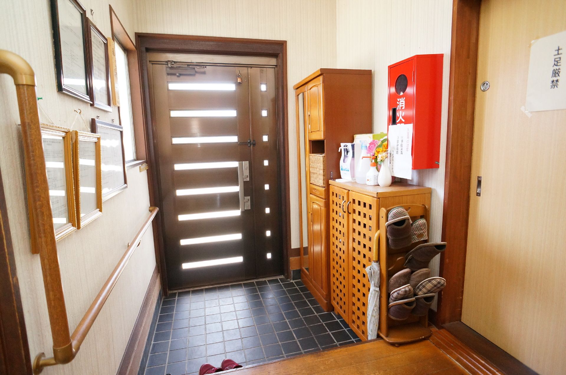 手すりが設置された玄関
