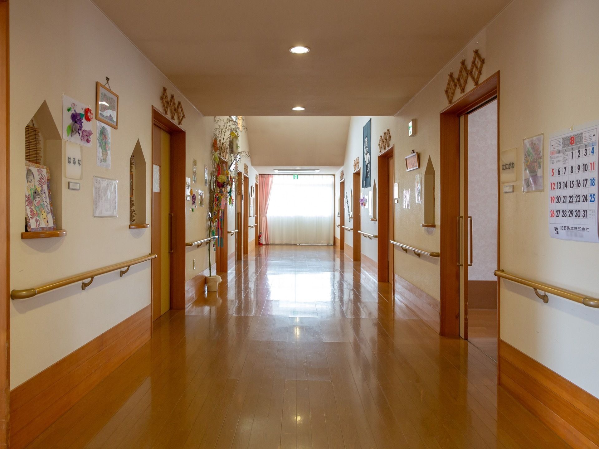 通路は広々としていて、車椅子も楽に通れる幅がある。ナチュラルであたたかみのあるフローリング張りとなっている。