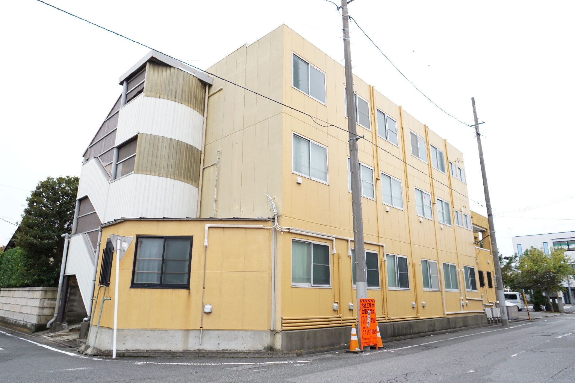 マンションのように大きく、黄色で構成された特徴的な外見