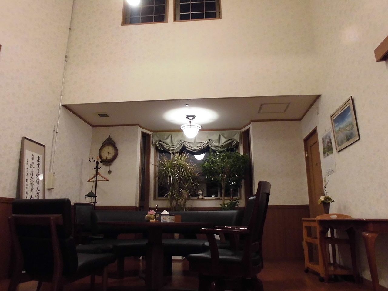 アットホームな雰囲気の館内には掛け軸や時計が飾られ、ハンガーラックが置かれている。