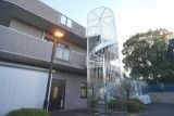 明るい外観の建物
