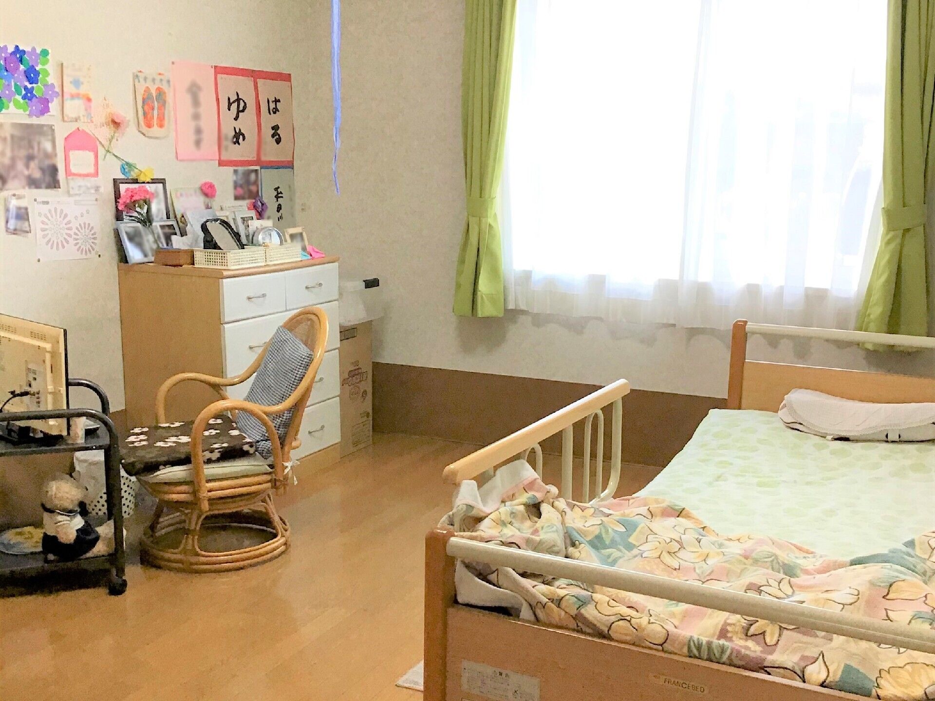 大きな窓から優しい光が注ぎ込む明るい全館個室タイプの居室