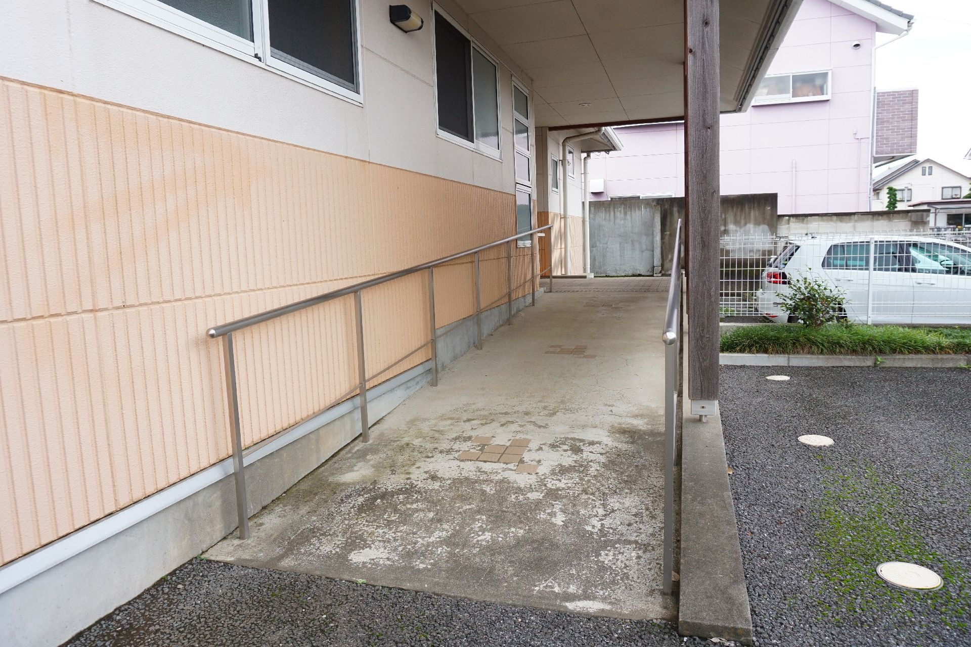 玄関部分まで続き、金属製の大きな手すりが付いているスロープ