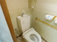 介護施設内のトイレと廊下部分