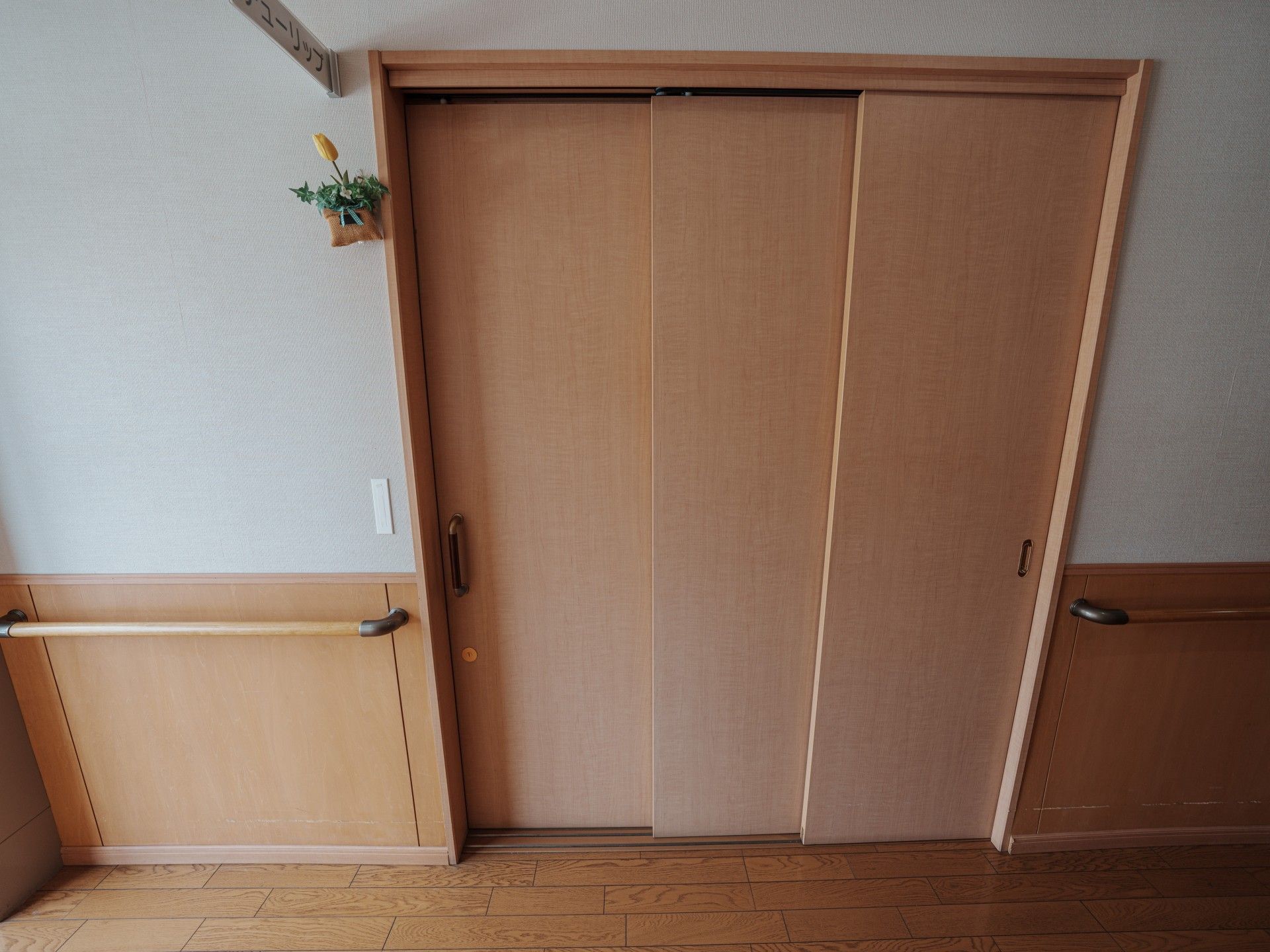 木製の引き戸