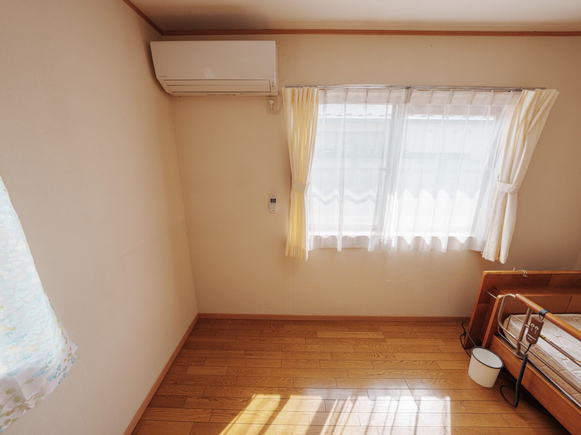 日差しが差し込む部屋