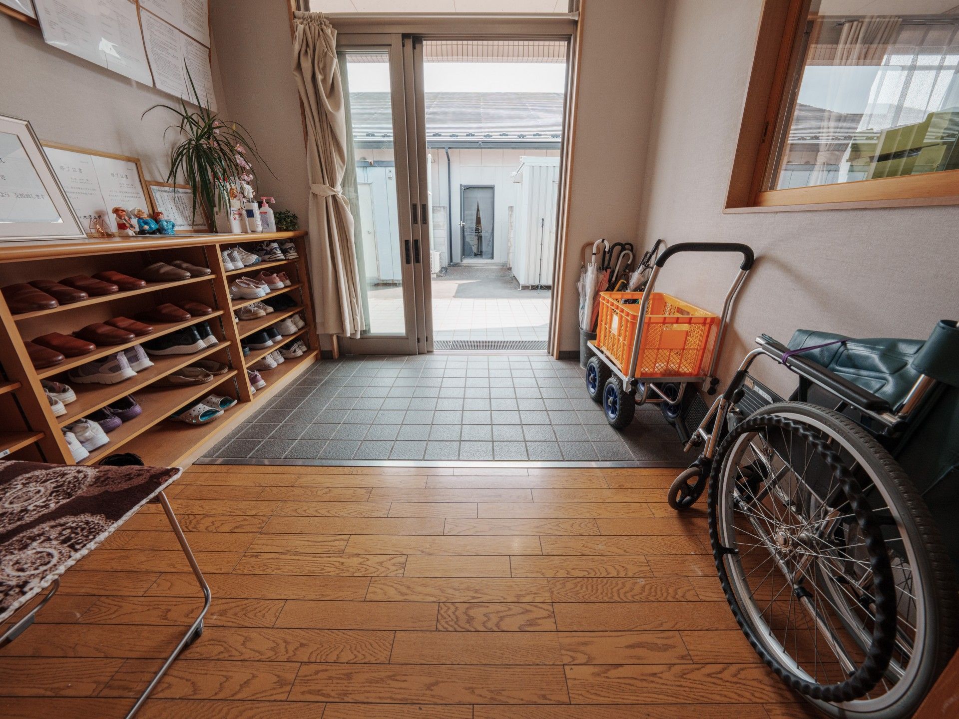 靴棚と車椅子のある玄関