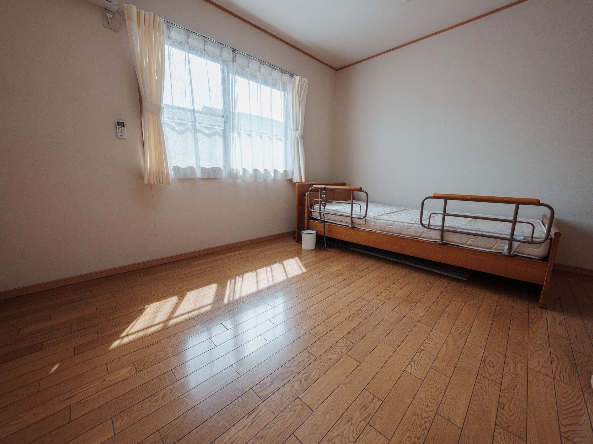 日差しが差し込む部屋