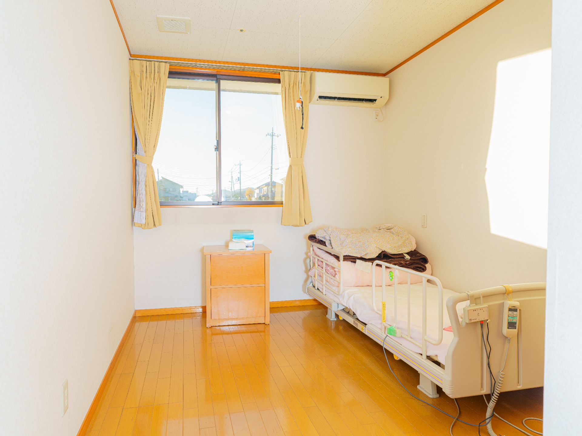 窓から日差しが入り込んでくる居室