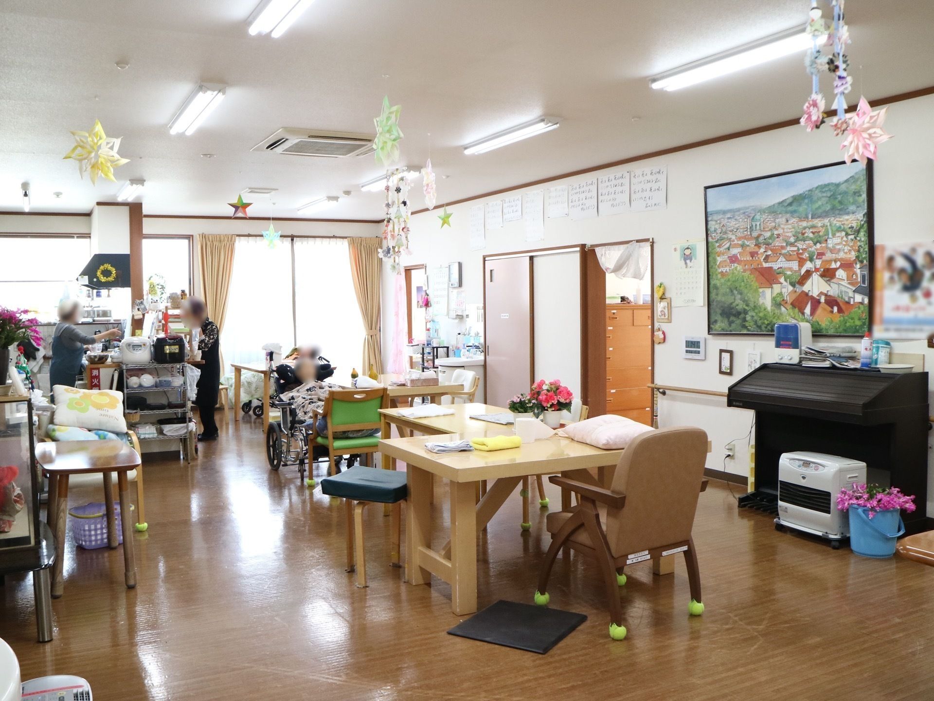壁や天井に飾りつけをしてテーブルセットの置かれたリビング
