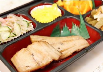 肉や春雨サラダ、野菜の煮物などが詰められたお弁当